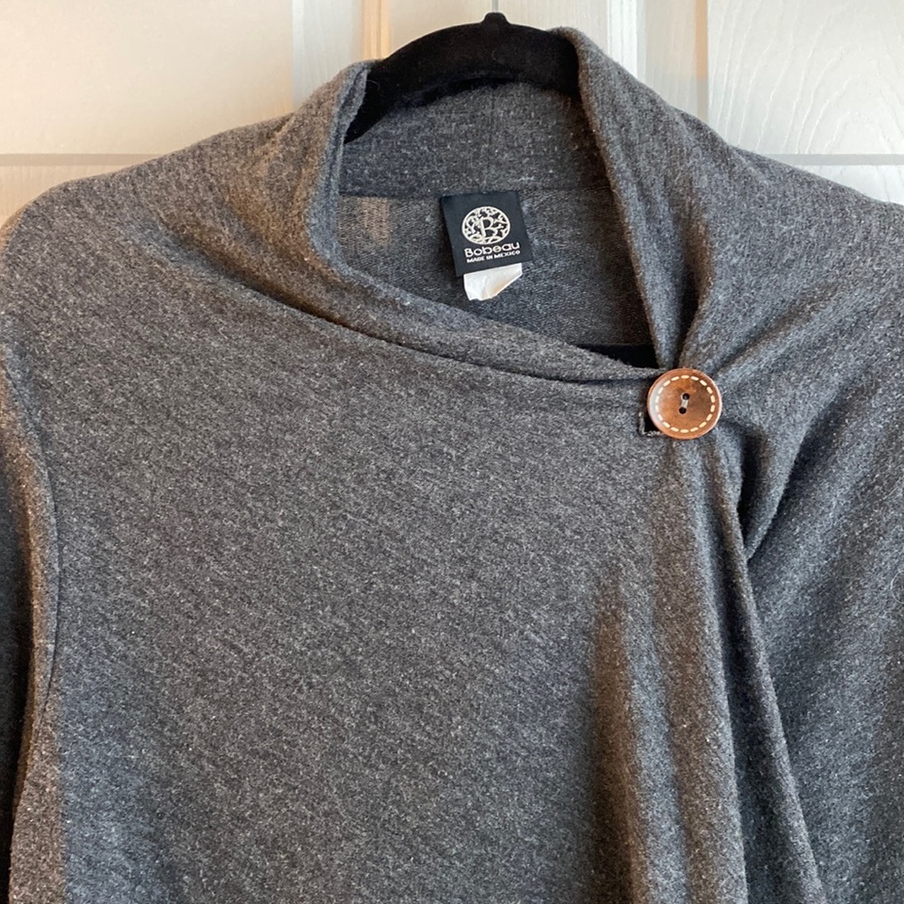 Button close cardigan type sweater